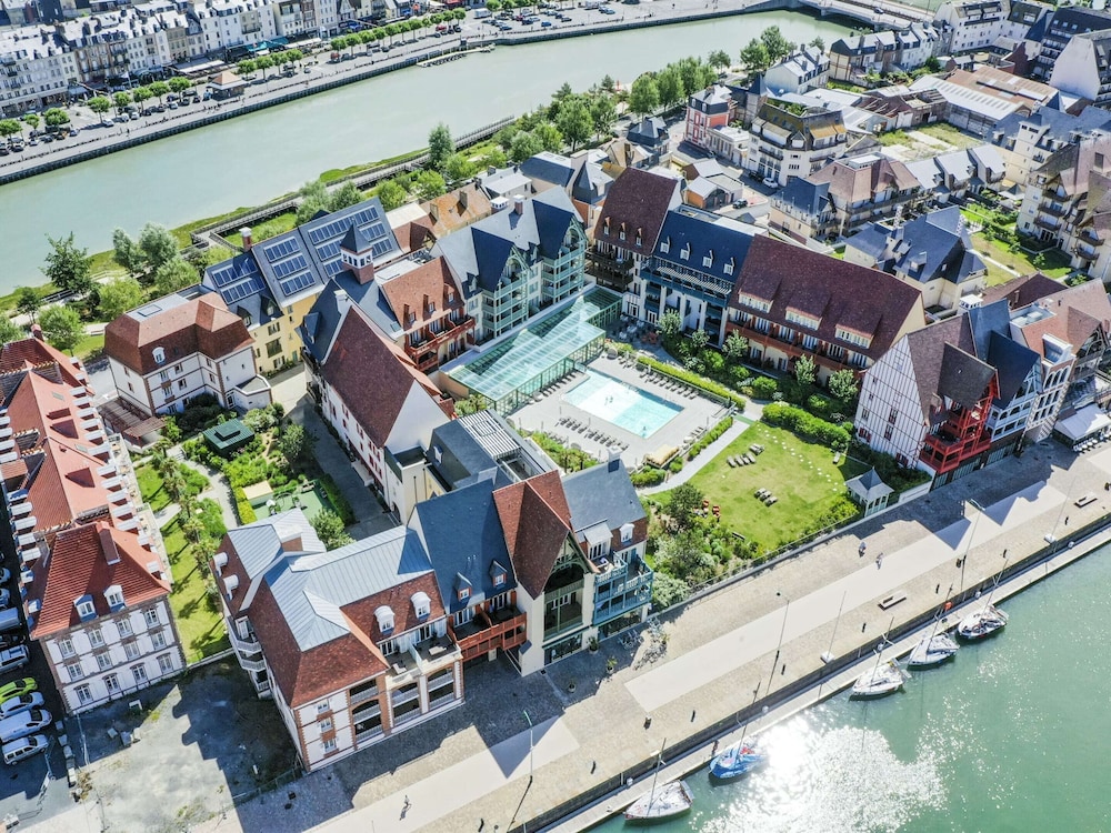 Apartment 8 Pers. Port View Residence Presqu'ile de la Touques Deauville — 4-Star Luxury Hotel in Deauville, France