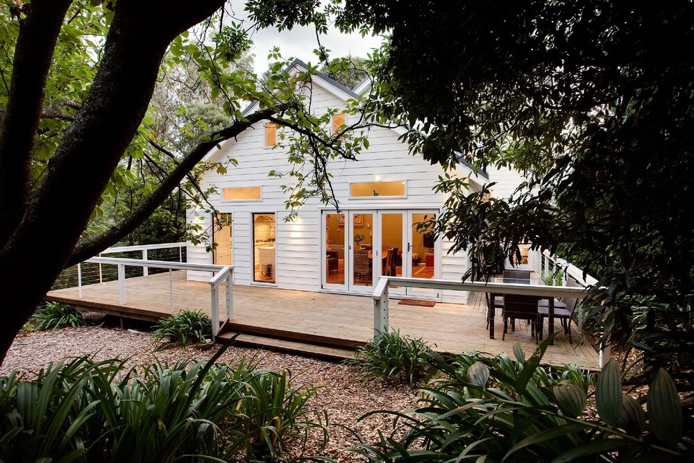 White Cottage — 4-Star Luxury Hotel in Wentworth Falls, Australia