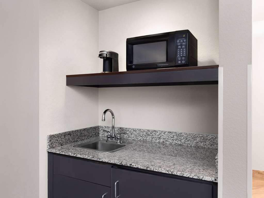 La Quinta Inn & Suites by Wyndham Santa Clarita Valencia - photo 28