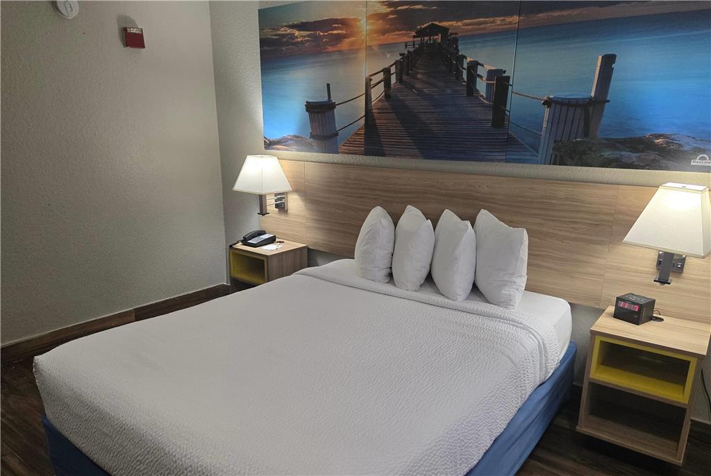 Days Inn & Suites by Wyndham Tampa Raymond James Stadium - photo 47