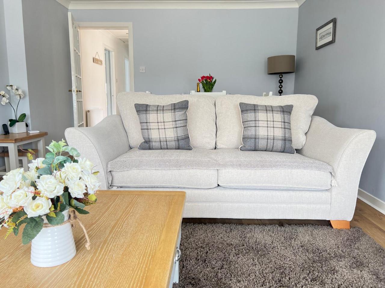Dragonfly Hot Tub Luxury Two Bedroom Cottage — 4-Star Luxury Hotel in Anstruther, United Kingdom
