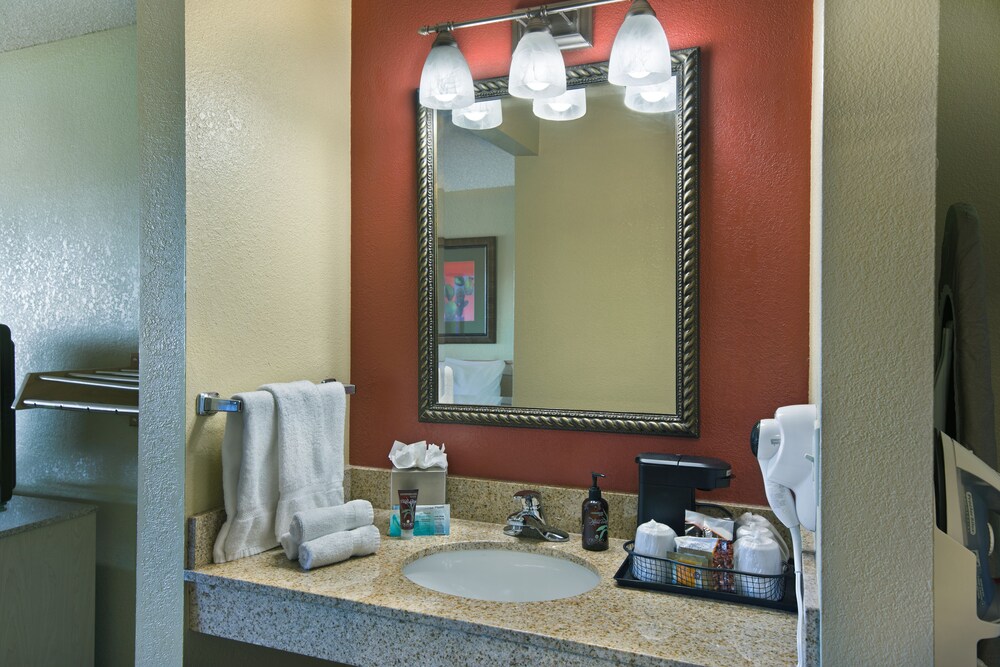 Oxnard Inn Lancaster - photo 28
