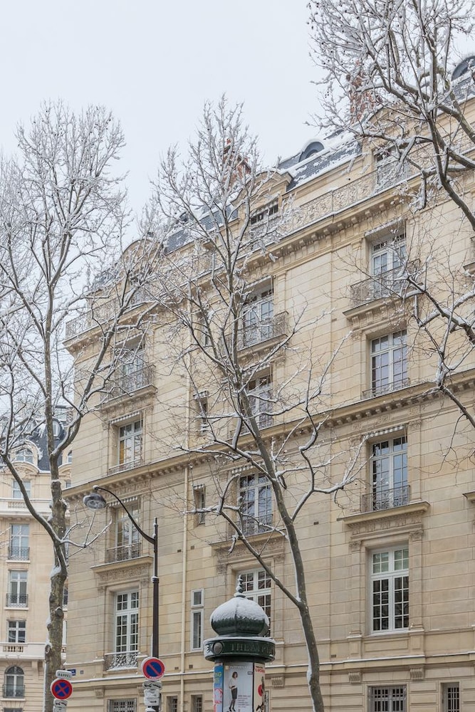Style near Parc Monceau — Paris — photo 2