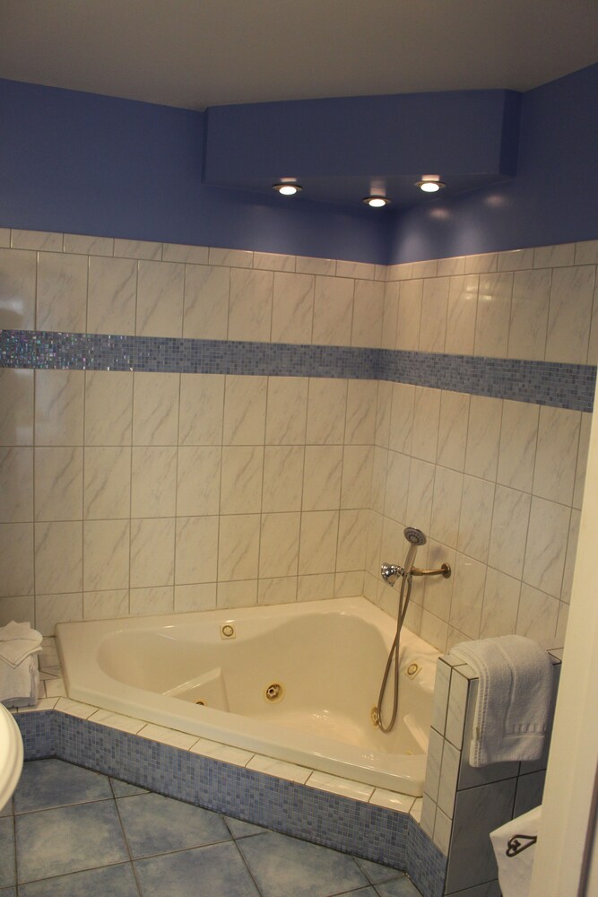 Edgewater Beach Inn - photo 59