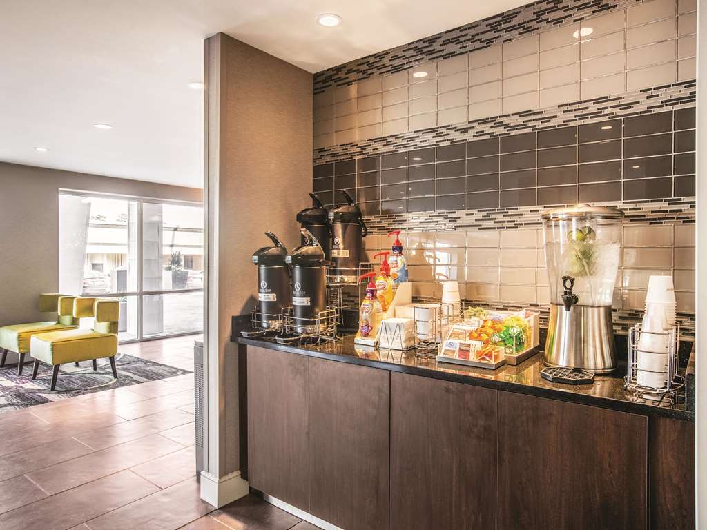 La Quinta Inn & Suites by Wyndham Atlanta Midtown Buckhead - photo 7