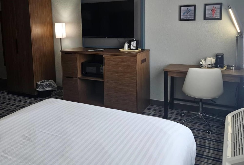 AmericInn by Wyndham Albert Lea - photo 15