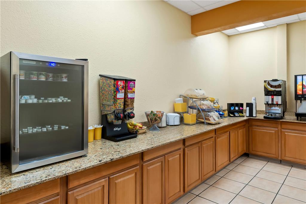 Days Inn by Wyndham Petersburg South Fort Lee - photo 11