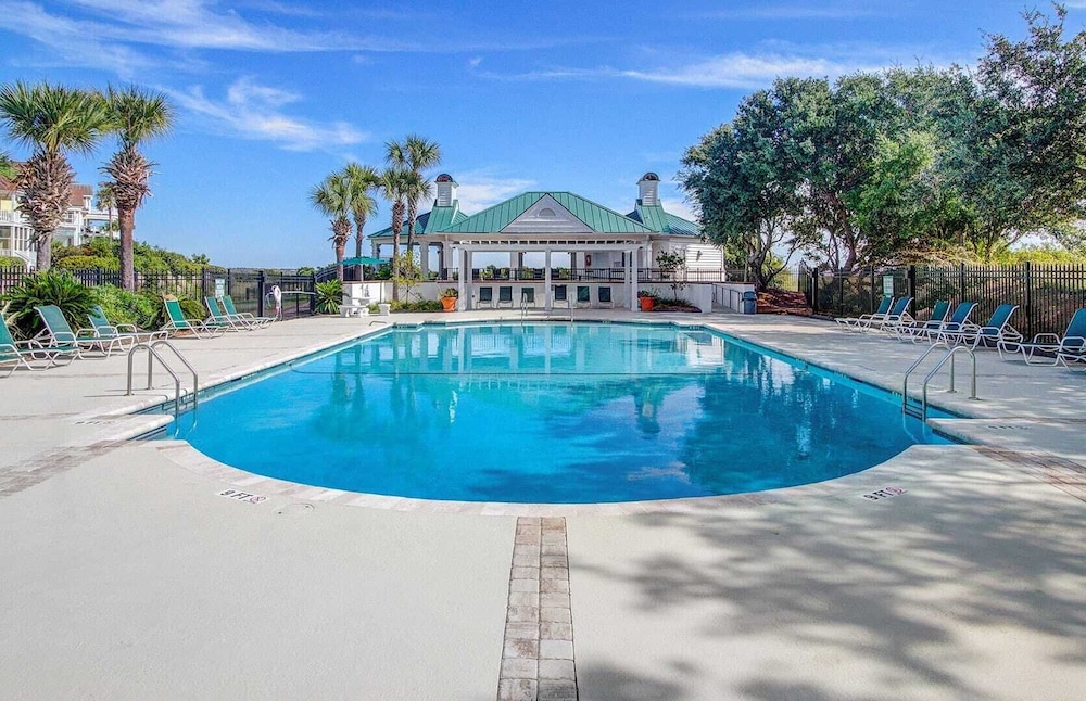 29 Ocean Point Avantstay Luxe Kitchen Balcony in Isle Of Palms, United States