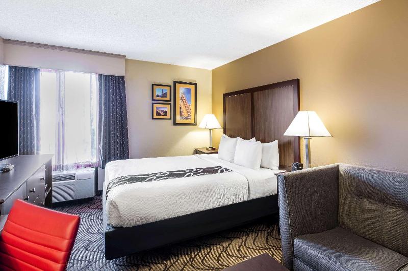 La Quinta Inn & Suites Oakland Airport Coliseum - photo 18