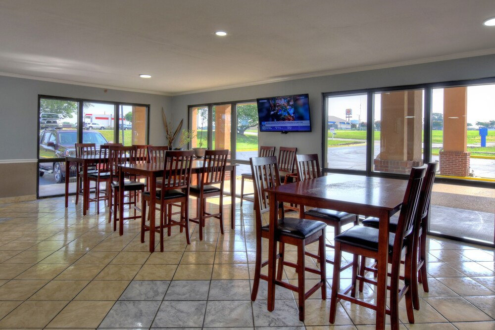 Red Roof Inn & Suites Athens AL - photo 2
