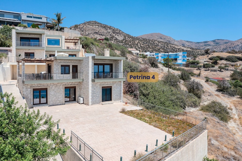 Petrina 4 villa by the sea — 4-Star Luxury Hotel in Kastri, Greece