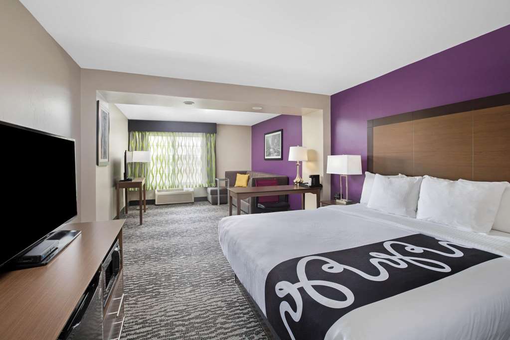 La Quinta Inn & Suites by Wyndham Visalia Sequoia Gateway - photo 45