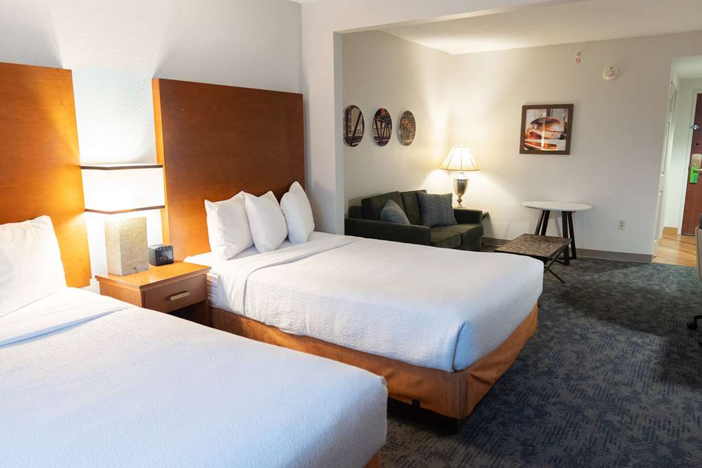 La Quinta Inn & Suites by Wyndham Bannockburn Deerfield - photo 33