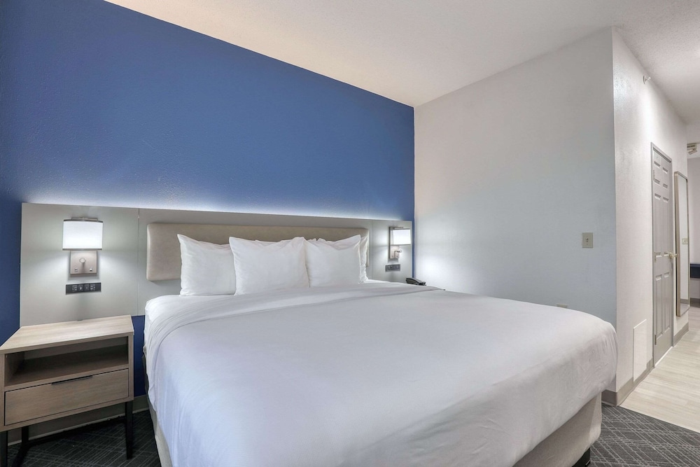 Comfort Suites Milwaukee Airport - photo 12
