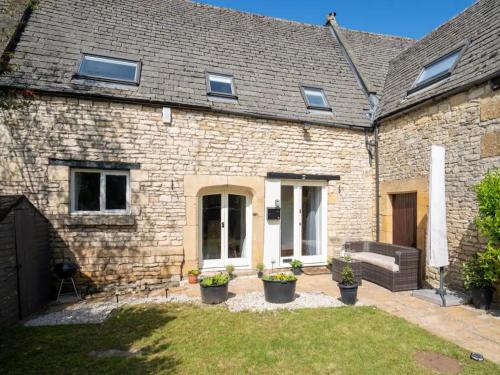 Converted 17th century barn with garden parking Pass the Keys — 4-Star Luxury Hotel in Cheltenham, United Kingdom