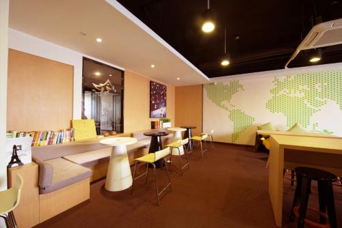 IU Hotel Anshun Nanma Square - carbon neutral hotel in Anshun