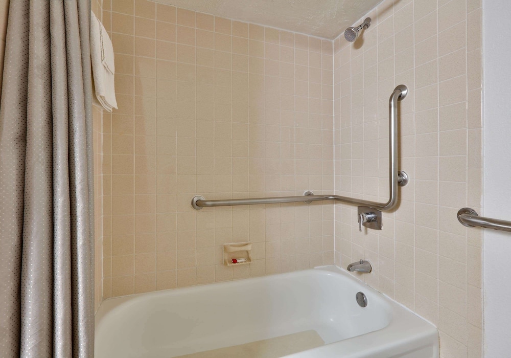 Super 8 by Wyndham Fort Smith - photo 17