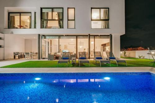 SunnyVillas 4BR New Villa Private Pool in Pernera — 4-Star Luxury Hotel in Protaras, Cyprus