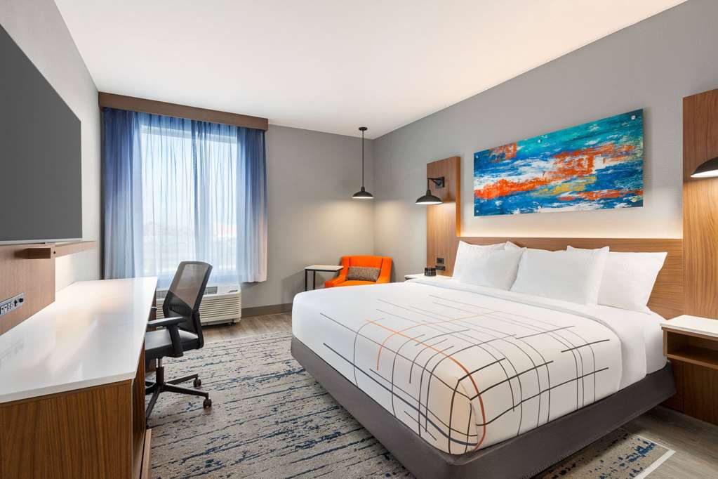 La Quinta Inn & Suites by Wyndham Mount Laurel Moorestown - photo 22
