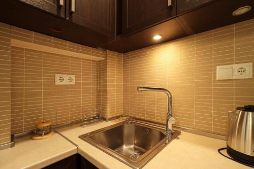Stylish 3BR Apt near Mziuri Park By Wehost