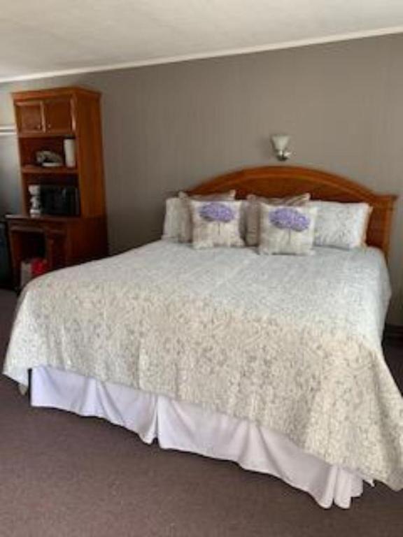 White Oak Motel & Cottages - photo 35