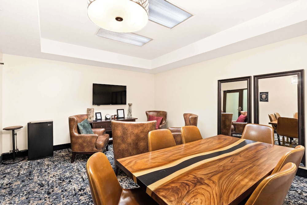 Hampton Inn & Suites Phoenix Goodyear - photo 36