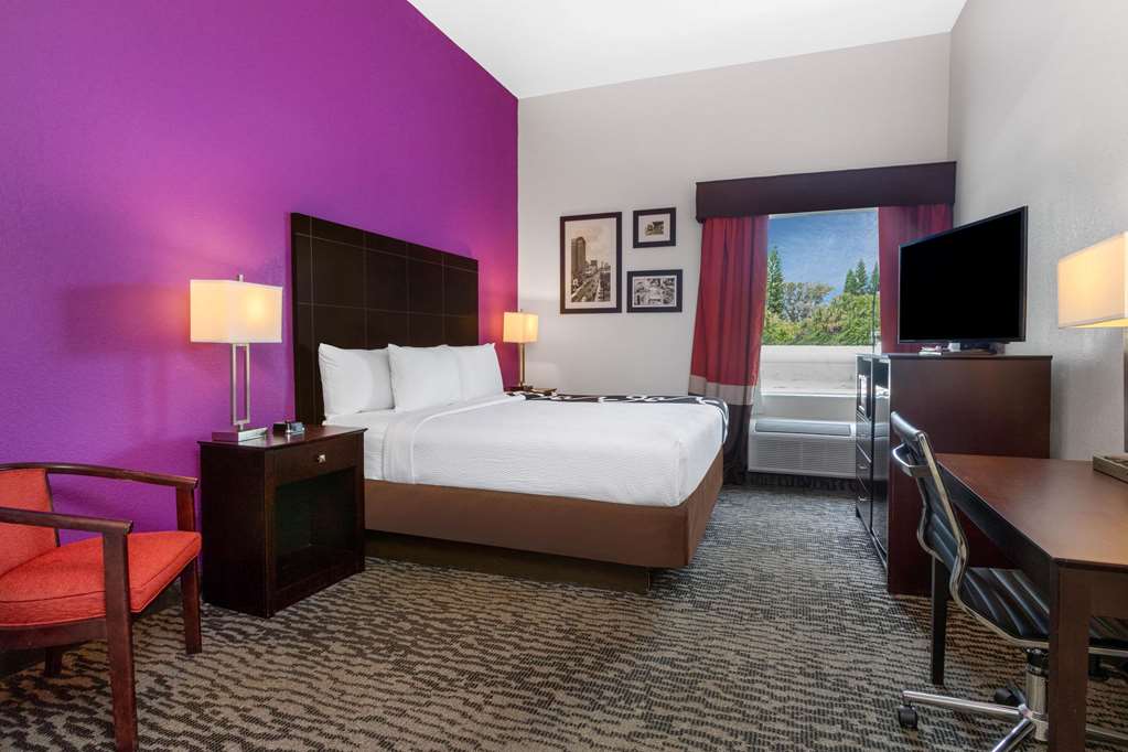 La Quinta Inn & Suites by Wyndham Tampa Bay Area Tampa South - photo 12