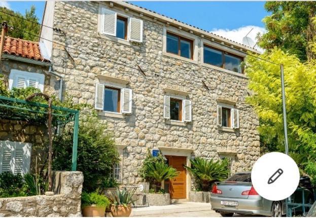 Sunny Villa with Pool Bbq View Parking