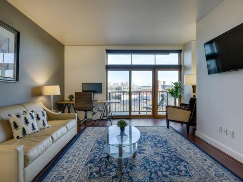 Spacious Downtown Location great for work and relaxing - photo 47