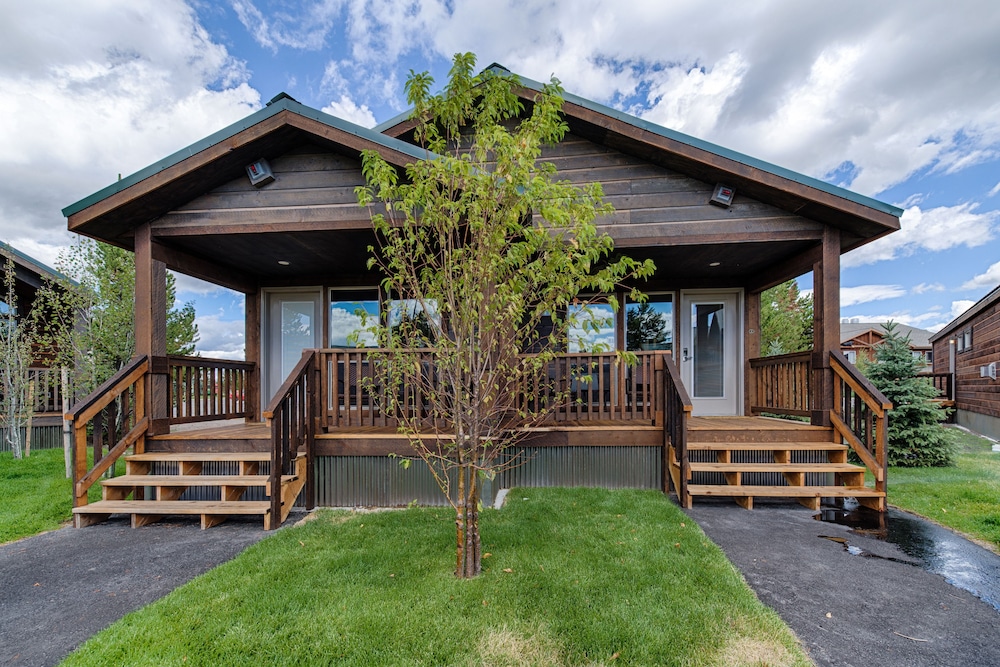 Explorer Cabins At Yellowstone - photo 2