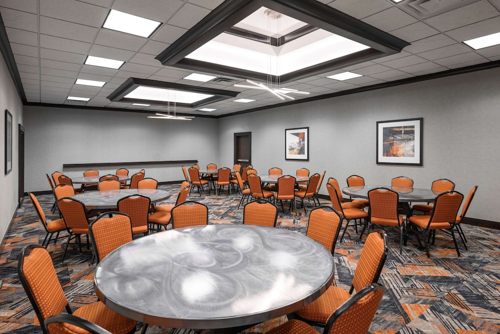 Hampton Inn Evansville Airport - photo 46