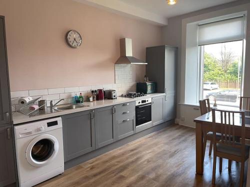 5 minutes from Loch Lomond Newly Renovated Ground Floor 1 Bed Flat — 4-Star Luxury Hotel in Bonhill, United Kingdom