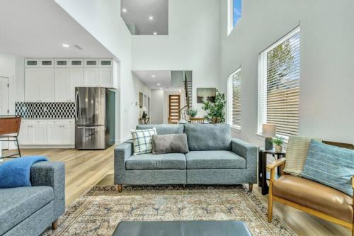Modern 4 Bedroom Retreat with Enchanting Amenities — 4-Star Luxury Hotel in Dallas, United States