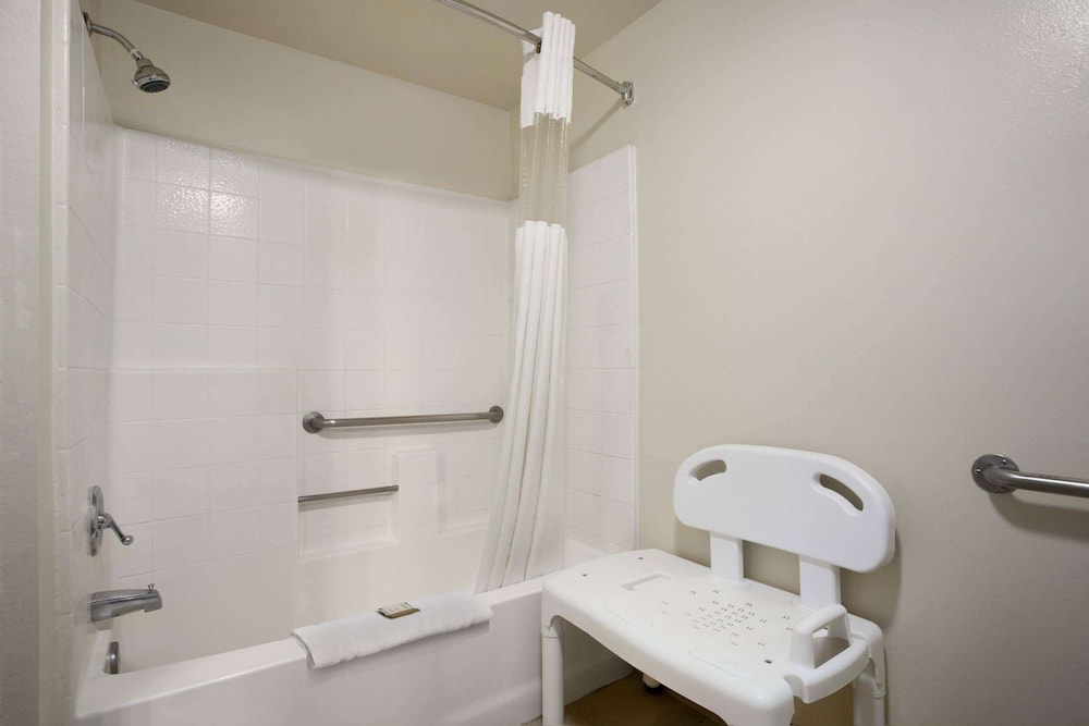 Howard Johnson by Wyndham Buena Park - photo 22