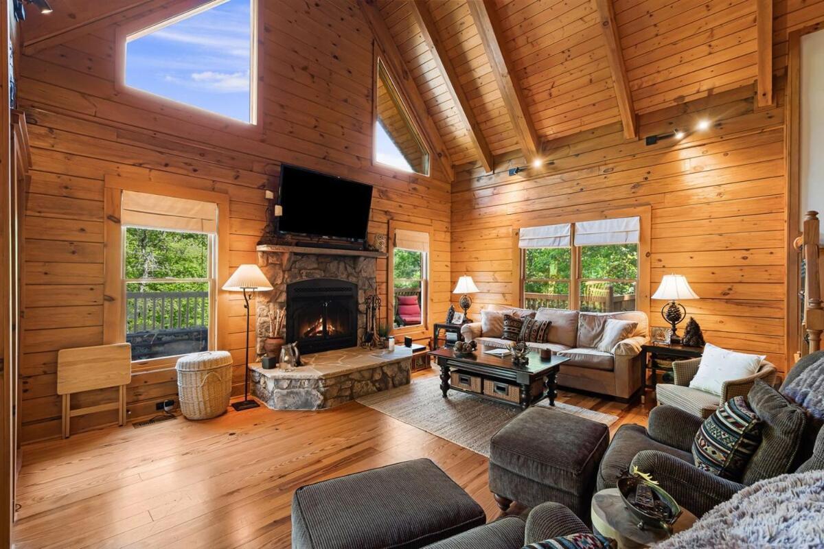 Rocky Mountain Private Creek Fire Pit — hotel in Lake Lure