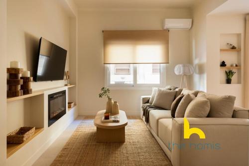 Luxurious Zen Retreat with Balcony And 300mbps Wifi — 4-Star Luxury Hotel in Athens, Greece