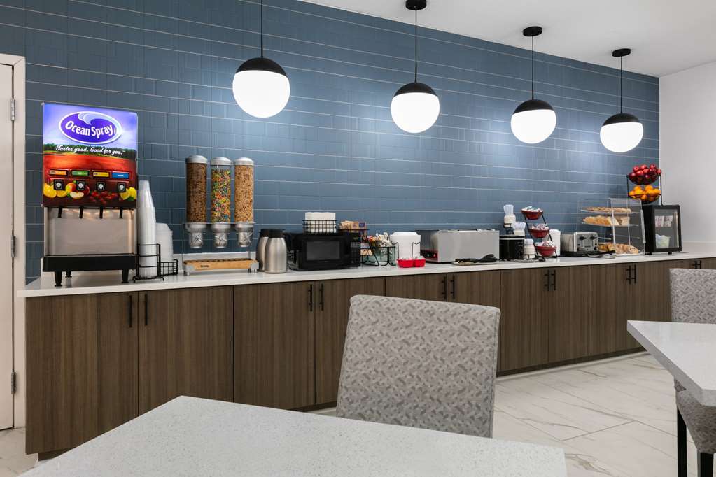 La Quinta Inn & Suites by Wyndham Ft. Worth Burleson - photo 17