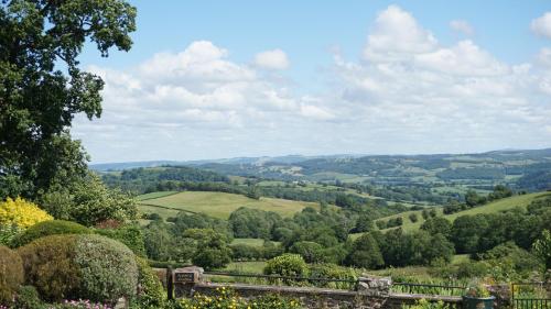 Shepherd's Watch Cottage 5 Cyfie Farm with private hot tub — 4-Star Luxury Hotel in Llanfyllin, United Kingdom