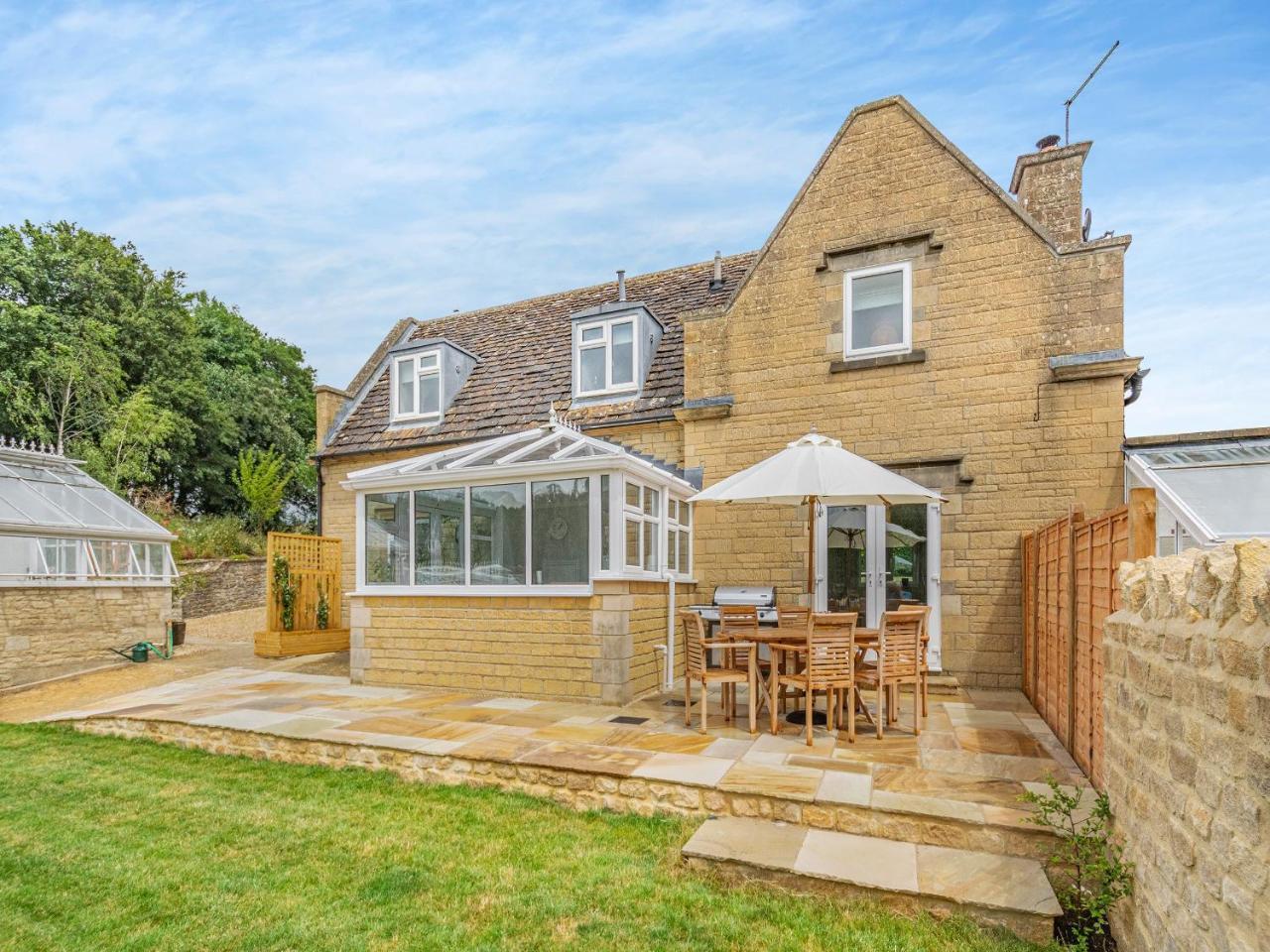 The Mill Lodge — 4-Star Luxury Hotel in Malmesbury, United Kingdom