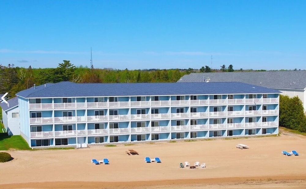 Blue Water Beachfront Hotel Waterpark — Mackinaw