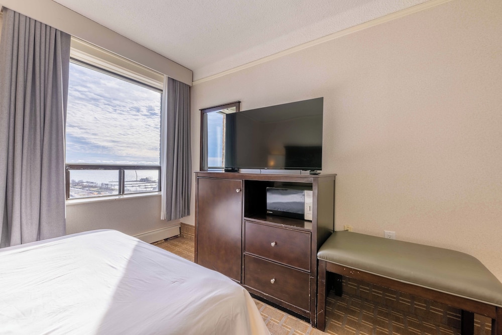 Prince Arthur Waterfront Hotel & Suites in Thunder Bay, Canada