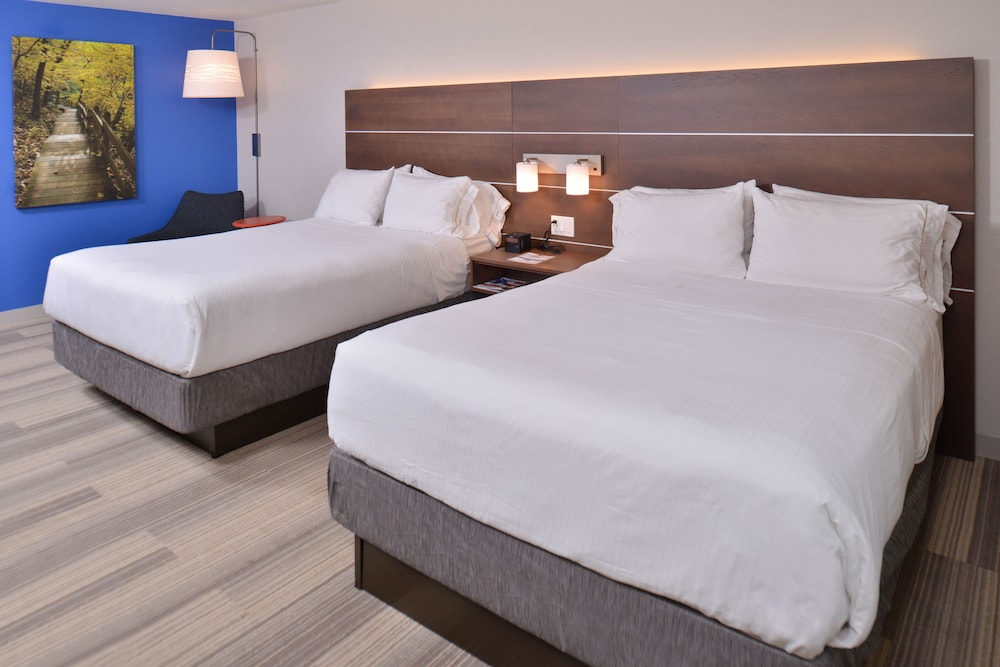 Holiday Inn Express and Suites Stevens Point by IHG - photo 10