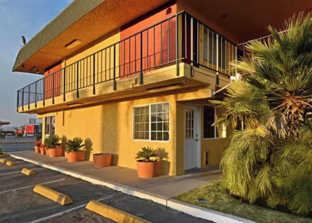 Econo Lodge I 5 At Rt. 58 Buttonwillow CA - featured photo
