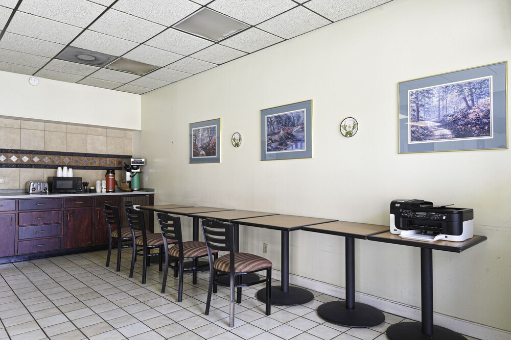 Hotel Valdosta GA I 75 & St Augustine Rd - photo 17