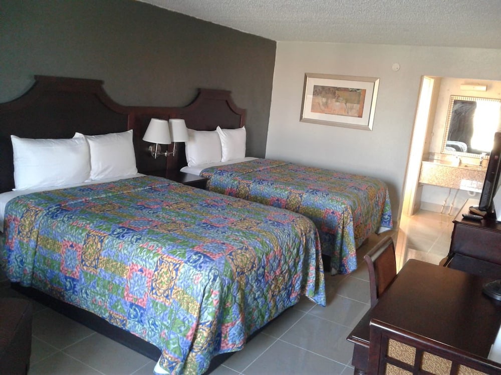 Express Inn & Suites 5 Miles from St Petersburg Clearwater Airport - photo 2