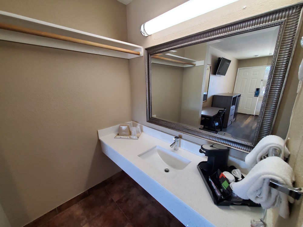 Rodeway Inn Downtown - photo 11