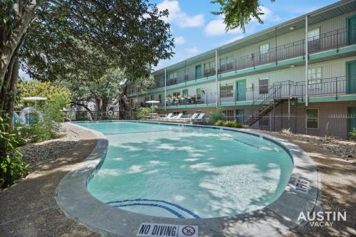 Chic Poolside Homebase Steps from South Congress — Austin — photo 5