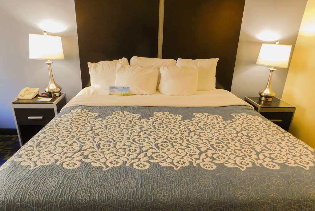 Days Inn & Suites by Wyndham Pocahontas - photo 9