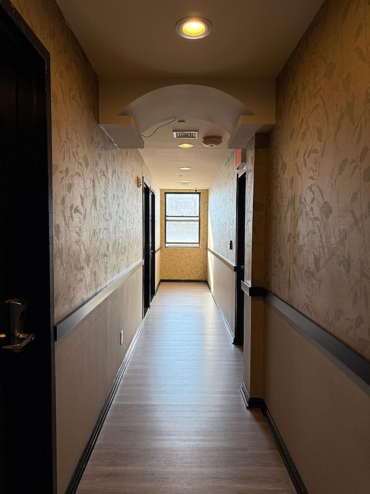 Hotel Key LaGuardia Airport - photo 36