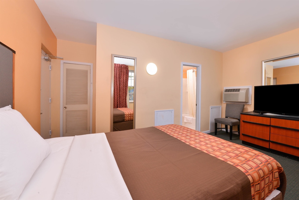 Media Inn and Suites - photo 10
